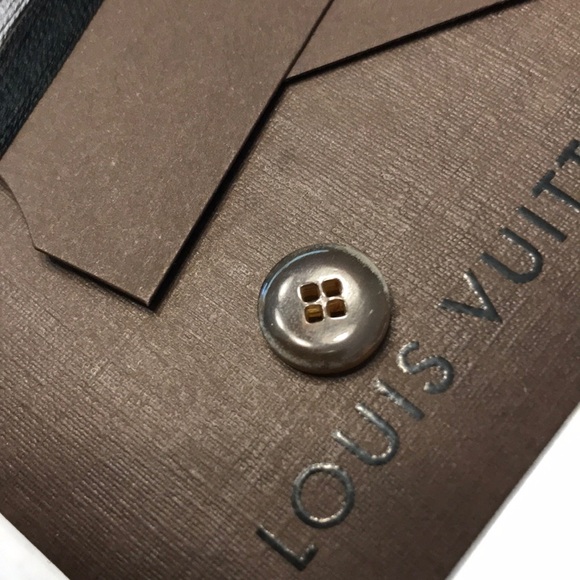 Louis Vuitton Button - Picture 3 of 4